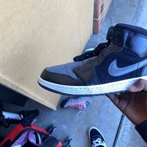 NO LACES and small scuffs on the back worn at most 3 times